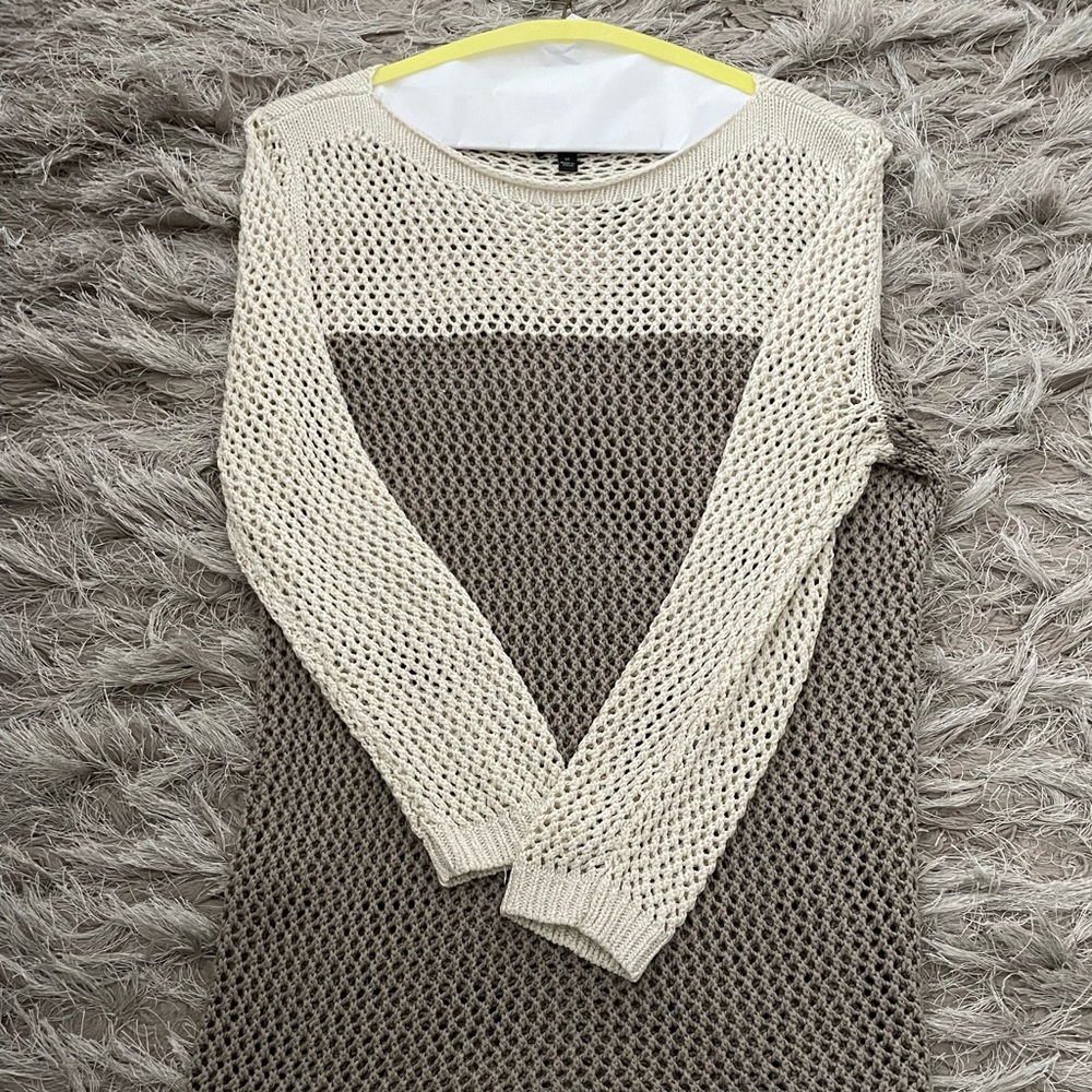 Knit sweater two-toned